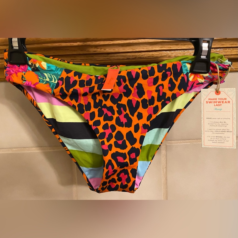 MAAJI REVERSIBLE BIKINI 👙 BOTTOM SIZE MEDIUM 💥NEW W TAGS !